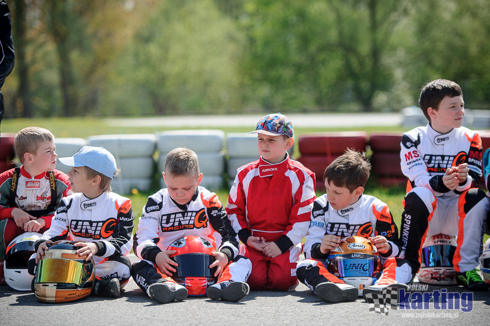 Najmłodsi kierowcy Uniq Racing. Od lewej Max Mazurkiewicz, Filip Matejczyk, Patryk Bojek, Jerzyk Spinkiewicz i Bartek Piekutowski.