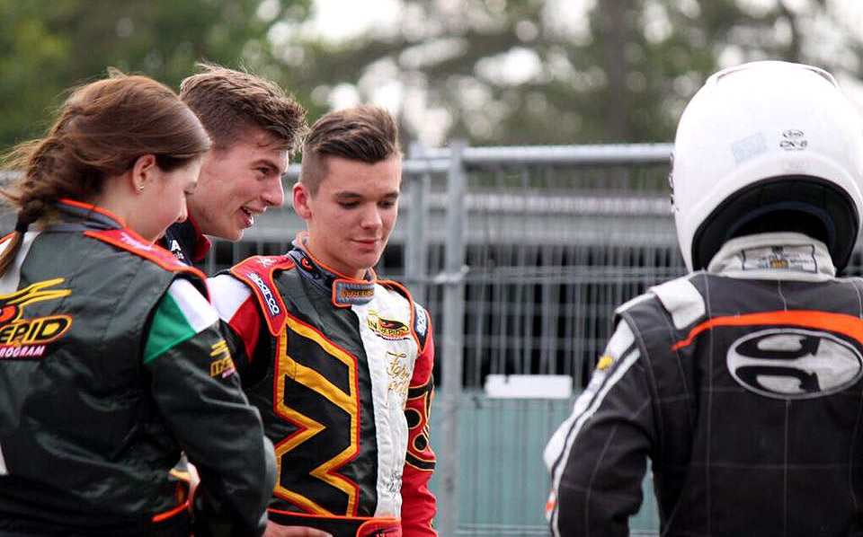 Ayrton jako kierowca Intrepid Driver Programme. Tuż obok niego Max Verstappen.